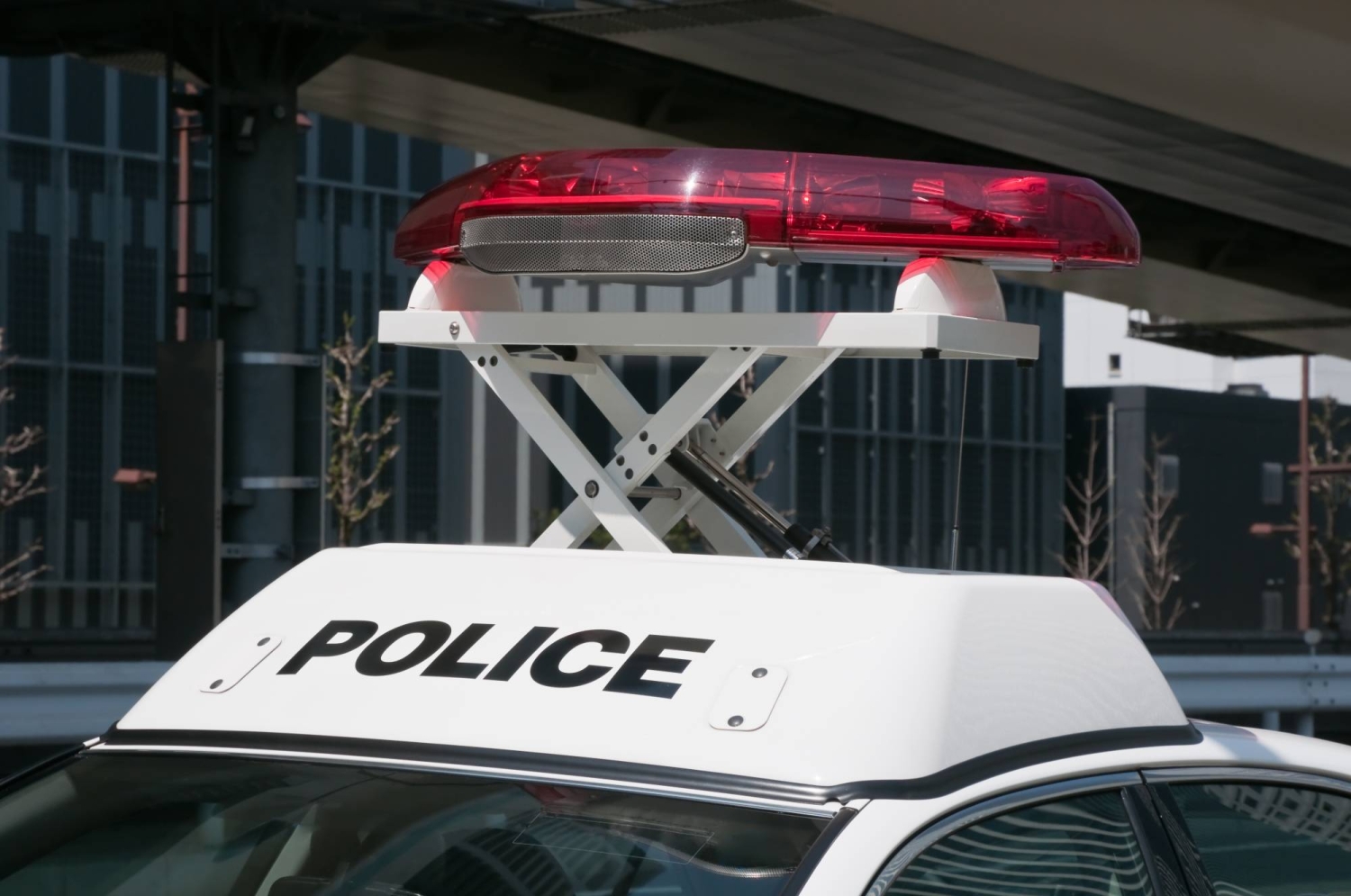 北海道日高町で女性看護師の遺体遺棄事件―壁の中に隠された死体と異常な営業行動