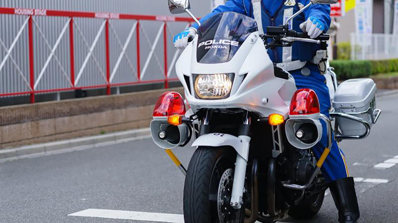 交通取り締まりを行う警察官